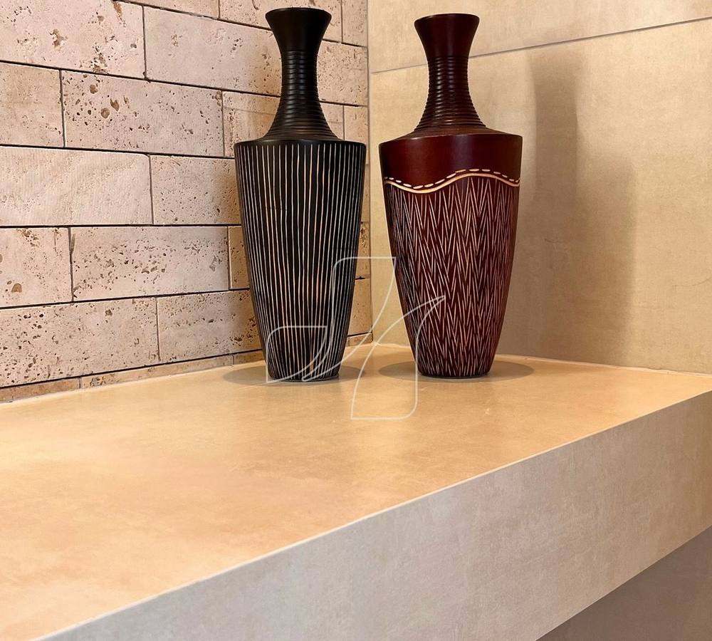 Prateleira em porcelanato sobre parede de travertino
