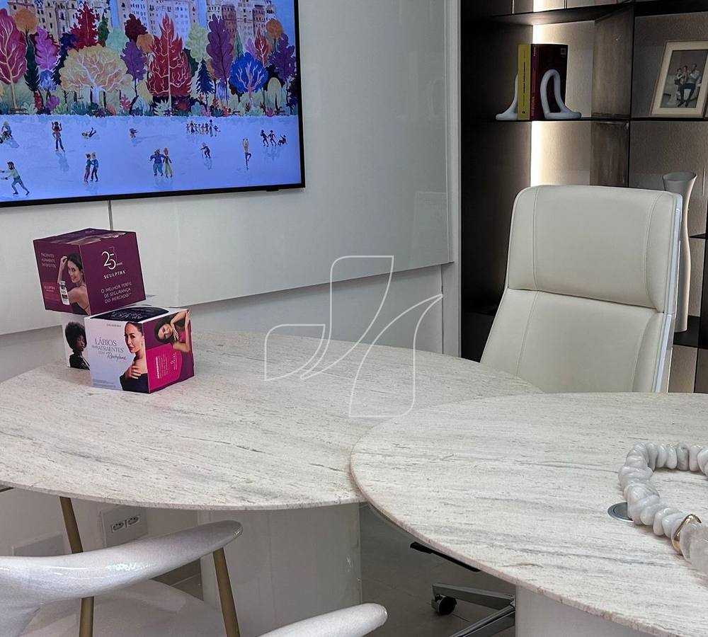 Mesa de reunião em travertino em ambiente corporativo