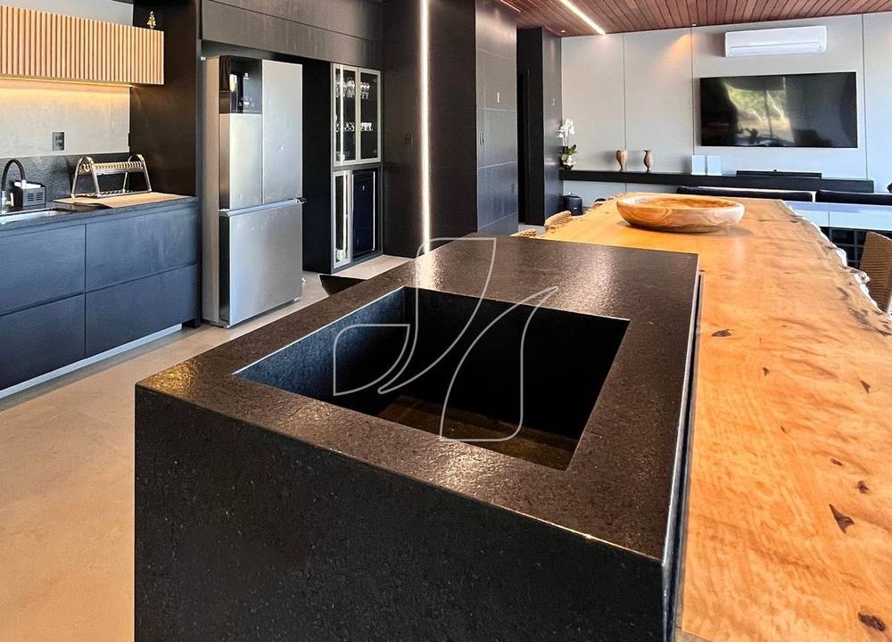 Ilha de cozinha em granito preto com tampo de madeira