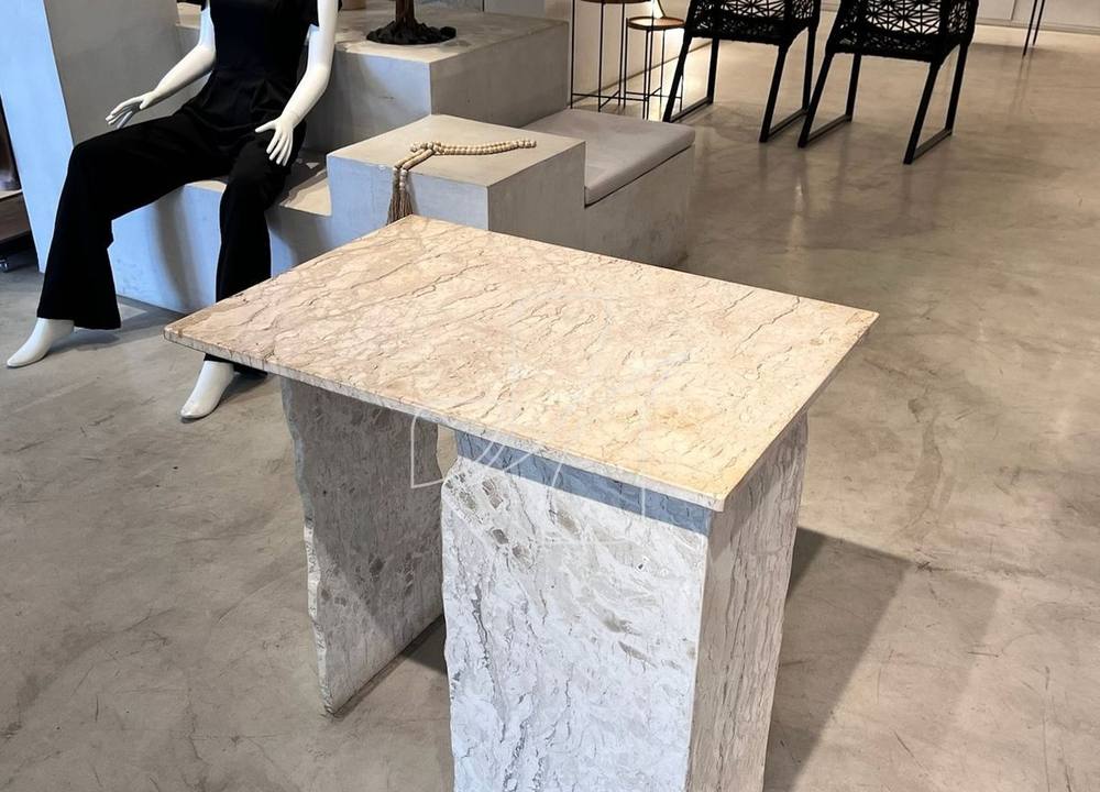 Mesa de apoio em mármore com base bruta