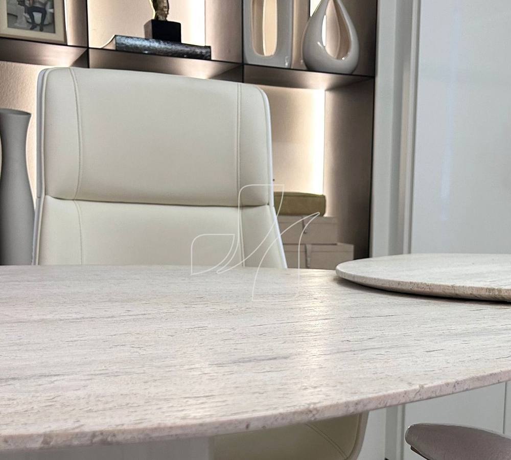 Mesa de escritório em travertino com cadeiras claras