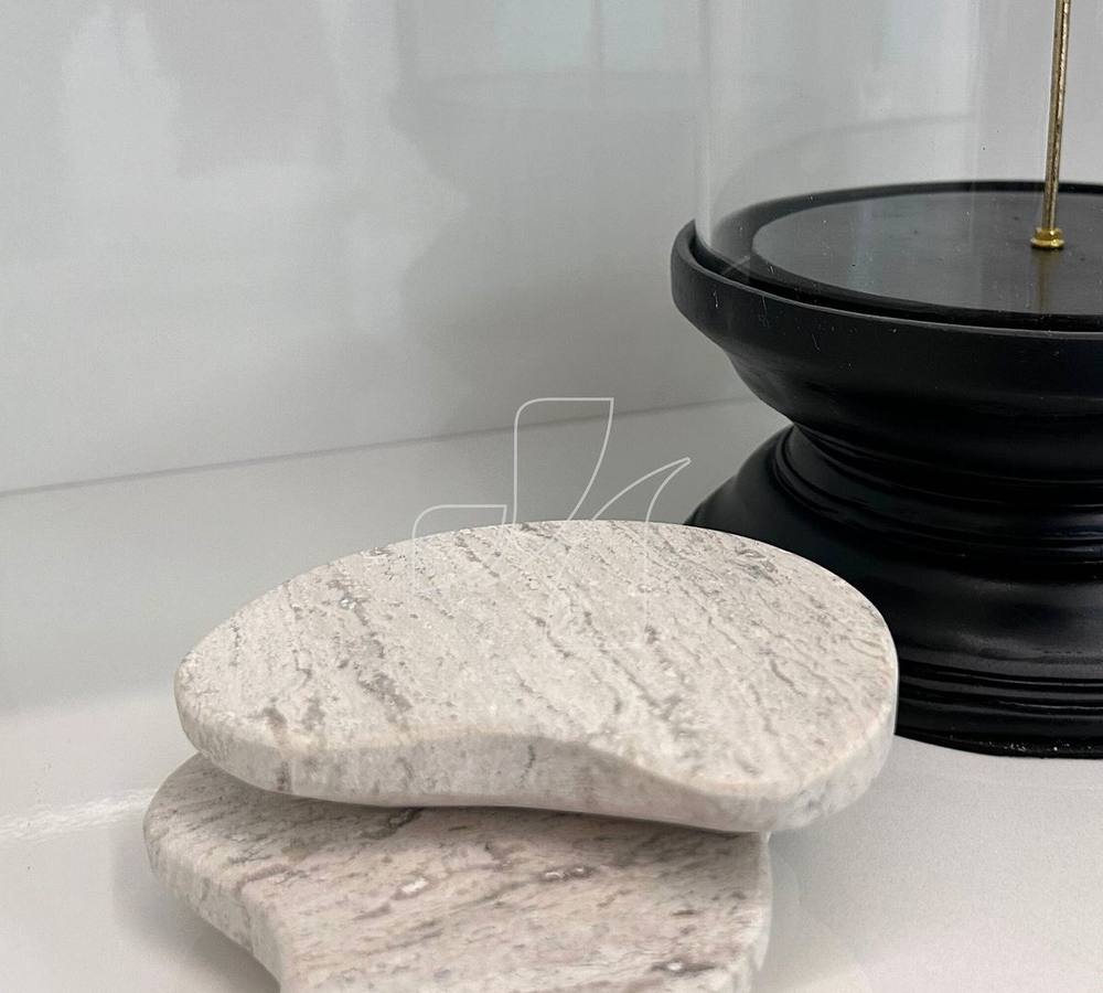 Peças decorativas esculpidas em travertino
